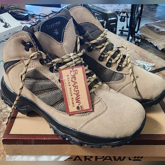 Bearpaw Women's Tan Hiking Boots NIB - Picture 2 of 10